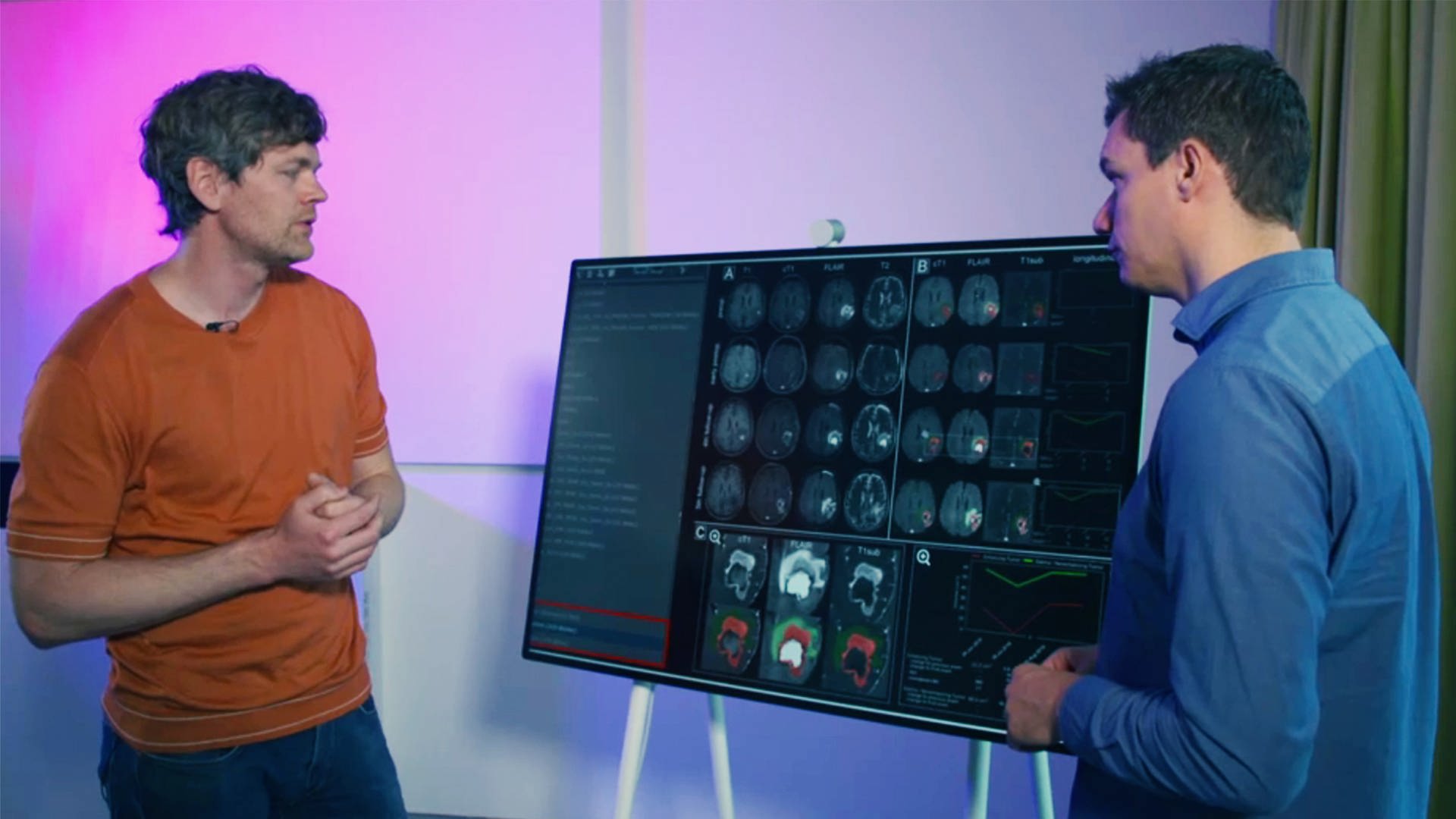 Ein Mediziner zeigt Dennis Horn auf Röntgenbildern, wie Künstliche Intelligenz bei Operationen unterstützt.
