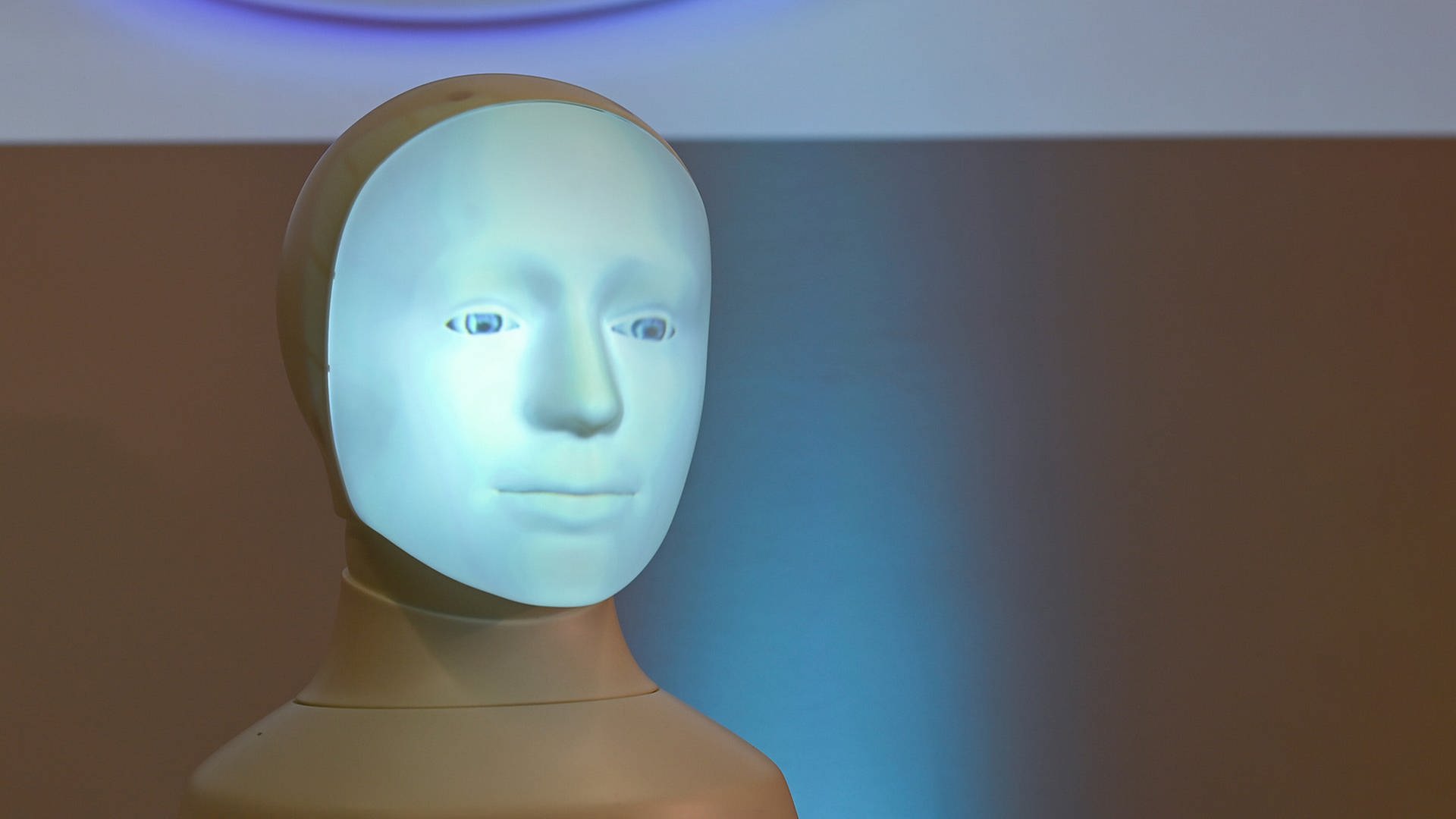 Ein Roboter von Forschern der TU Darmstadt mit menschlich aussehendem Gesicht beantwortet moralische Fragen mit künstlicher Intelligenz.