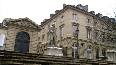 Haus aus der Gründerzeit mit Statue davor